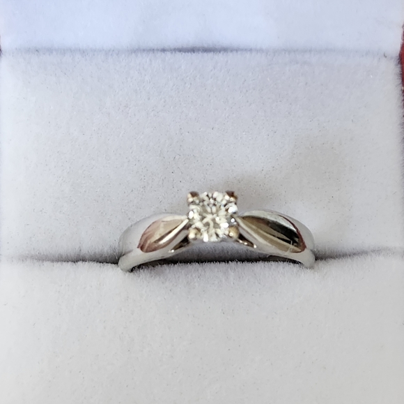 18K gold ring with natural diamond from Spence Jewellers. - Picture 9 of 11